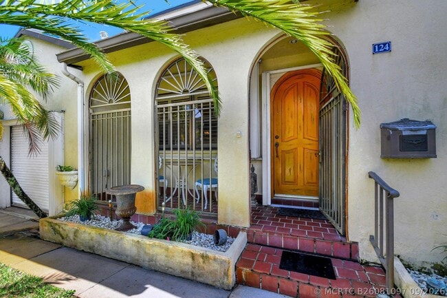 Building Photo - 124 S Palmway