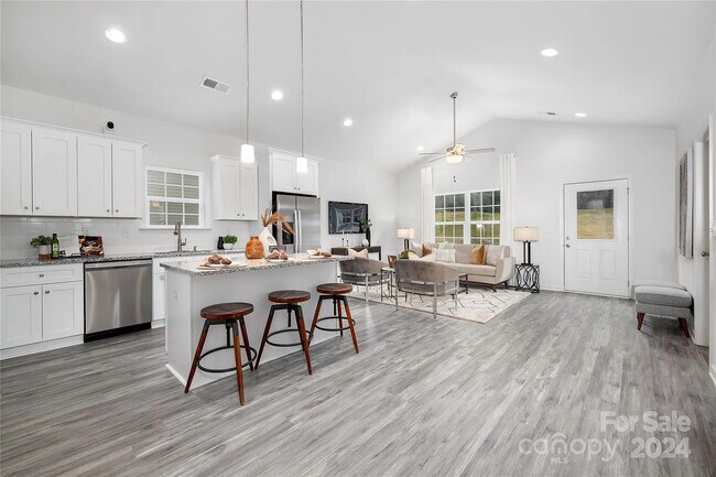 Foto del edificio - Room in House on Oakwood Rd