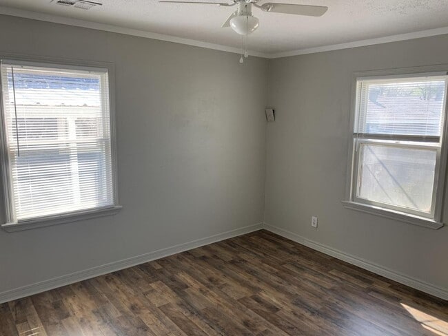 Photo - 204 E Fairchild Dr House