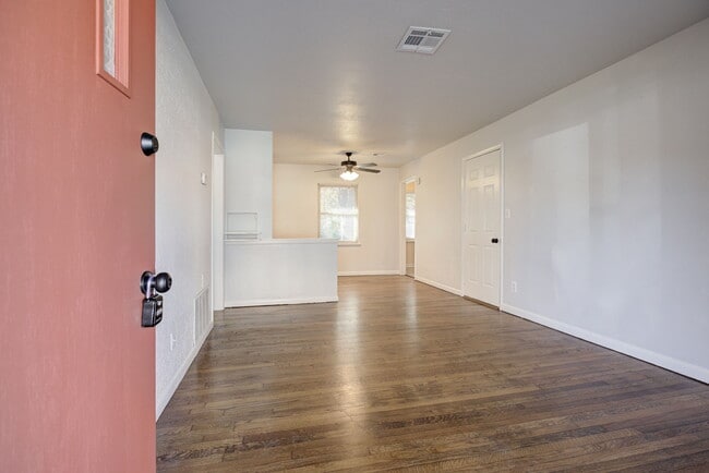 Building Photo - 806 Denison Dr