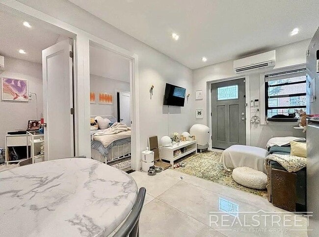 Building Photo - Brand New Gorgeous 1.5 bedroom with Centra...