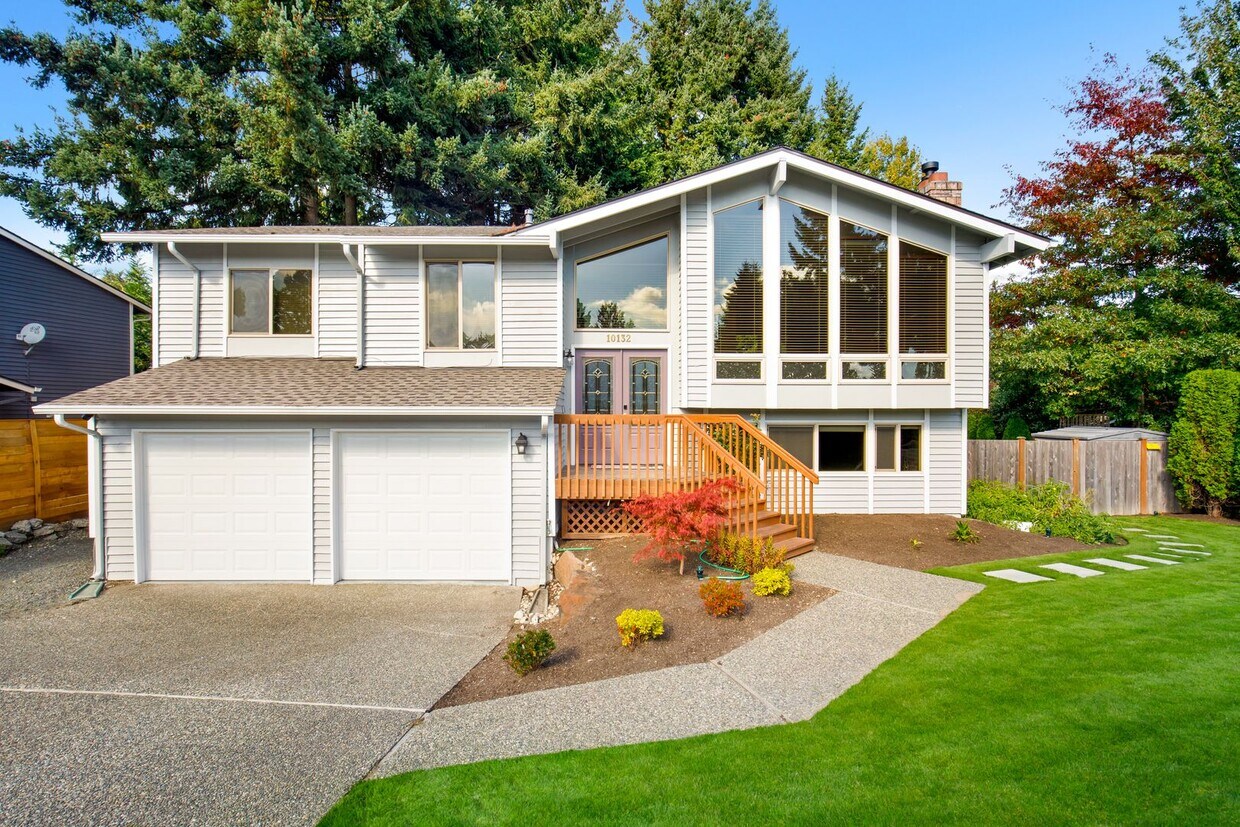 Primary Photo - 4 Bedroom Home In Kirkland Neighborhood