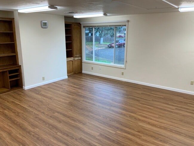 Building Photo - 3 Bedroom House in Springfield