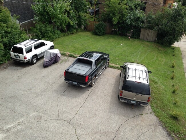 Zona de estacionamiento / 1 espacio por unidad - 204 E 4th St