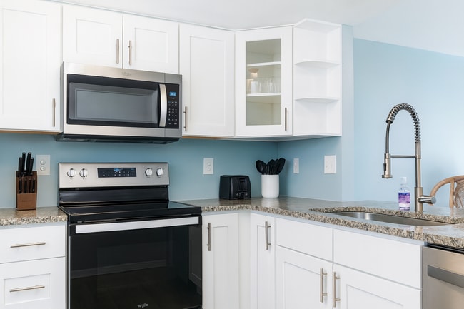 Building Photo - Beautiful Gulf Access Condo • Flexible Furnishing • 3 - 12 Month Rental