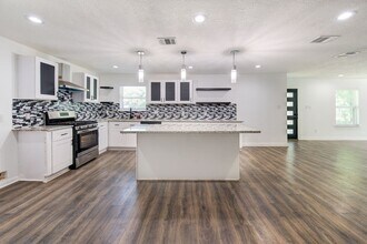 Building Photo - 5906 Hilary St