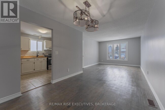 Building Photo - 766-766 Cataraqui Woods Dr