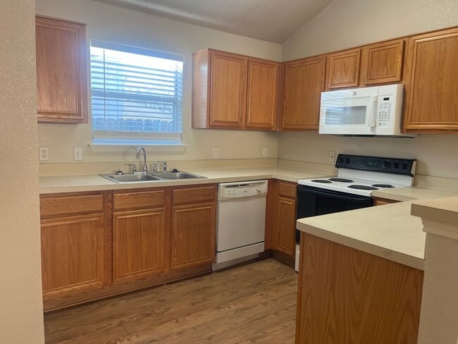 Foto del edificio - 3/2/2 Burleson ISD! fresh paint, New carpet ! 2 dining rooms, easy access to fort worth & 35