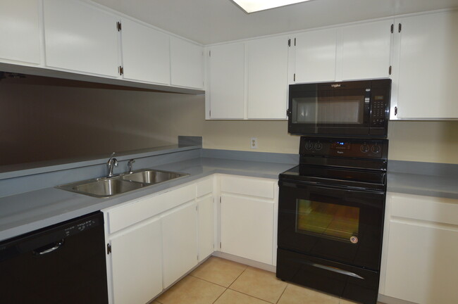 Foto del edificio - 2 Bed/1 Bath Condo in Baywood Meadows! $13...