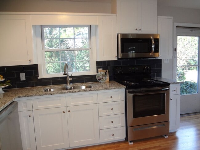 Building Photo - Clean, bright townhouse near UNC and hospitals