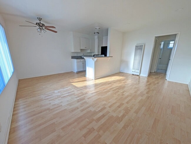 Foto del edificio - 4215 McLaughlin Ave