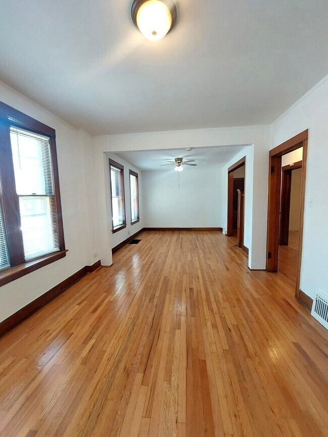 Building Photo - 4038 W Dickens Ave