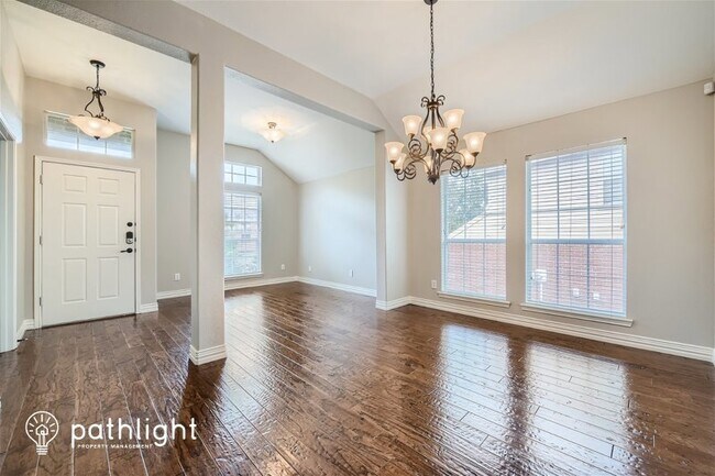 Building Photo - 2208 Knob Hill Dr