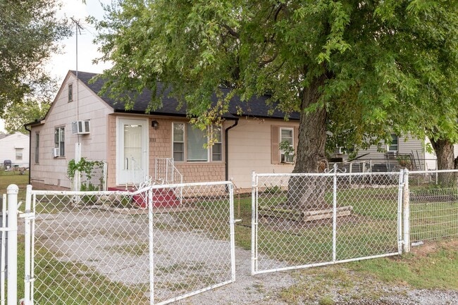Building Photo - Cozy Sand Springs Bungalow!
