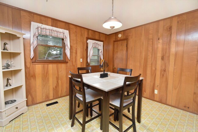 Foto del edificio - Charming 3 Bedroom, 2 Bath Home with Fence...