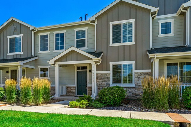 Building Photo - Modern Townhome in Commerce City!