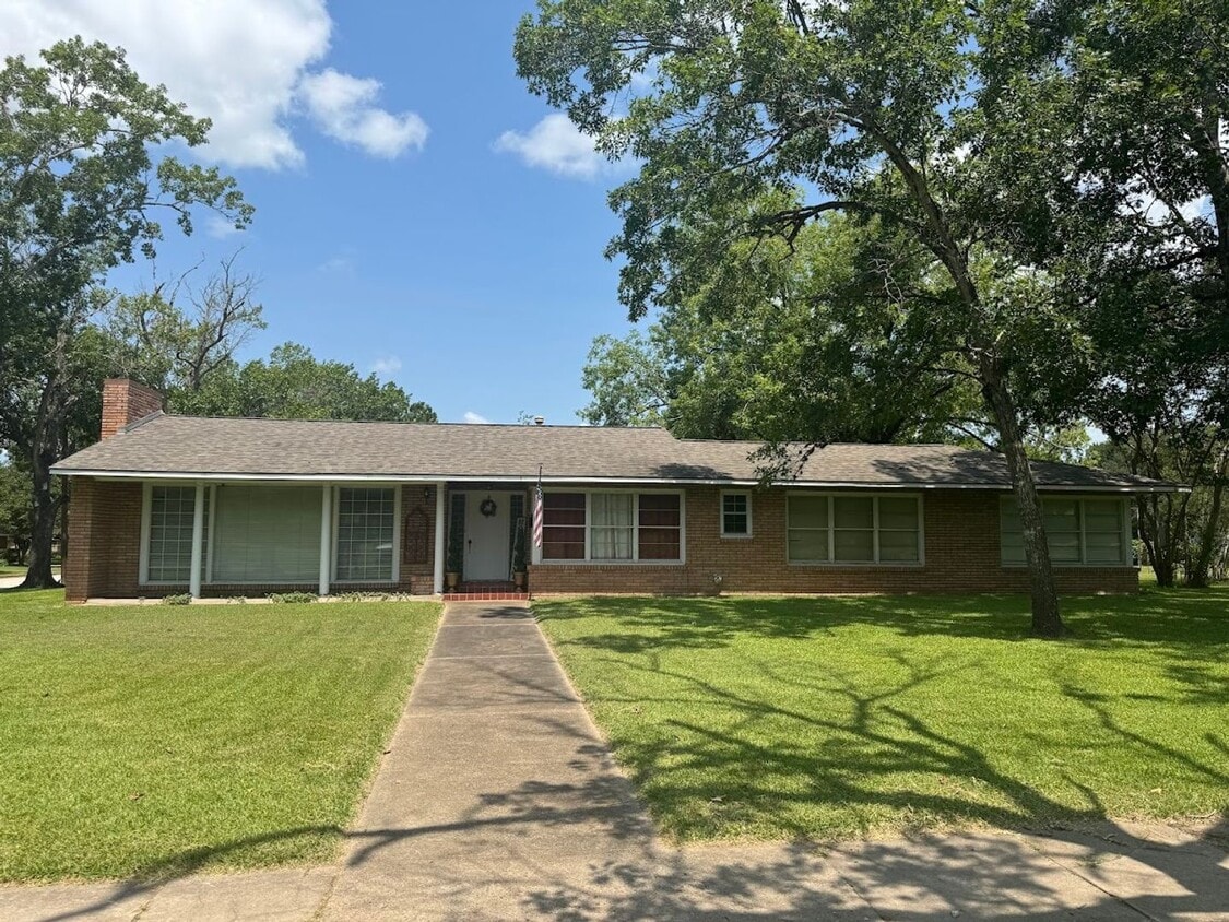 Primary Photo - 3 Bedrom 2 bath with a 1 car garage