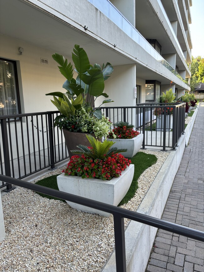 Photo du bâtiment - 1180 Commissioners Rd W
