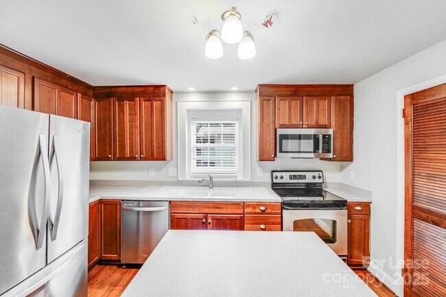 Foto del edificio - 2417 Laburnum Ave