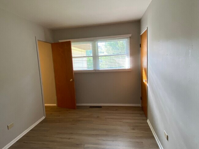 Foto del edificio - 1121 Hedgewood Dr