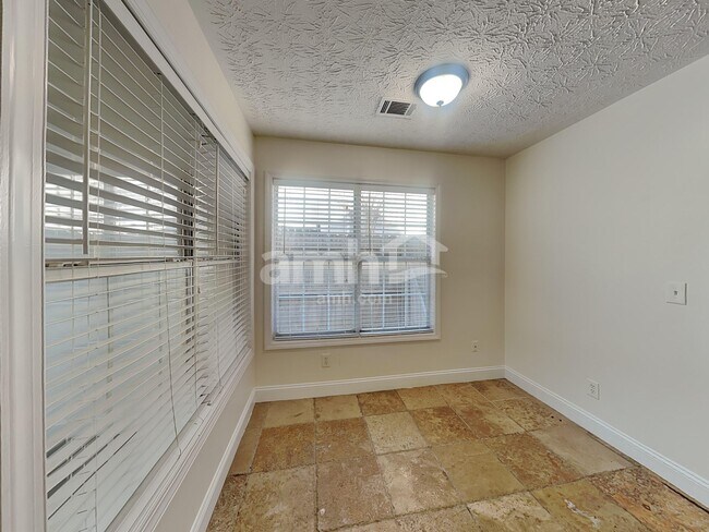 Foto del edificio - 677 New England Way