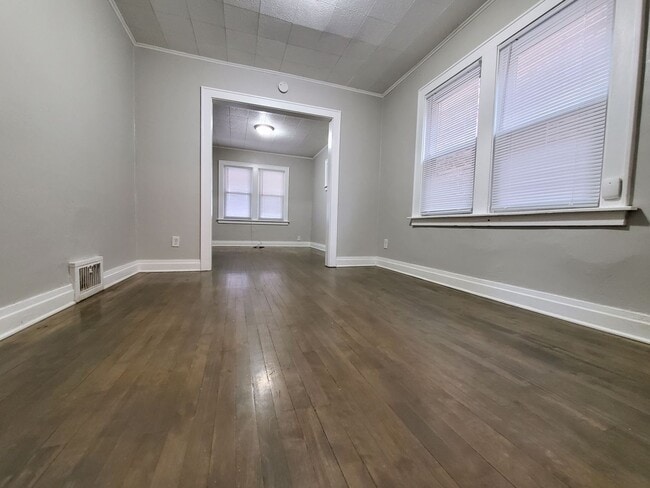 Building Photo - Renovated 2 Bedroom 1 Bathroom In East Chi...