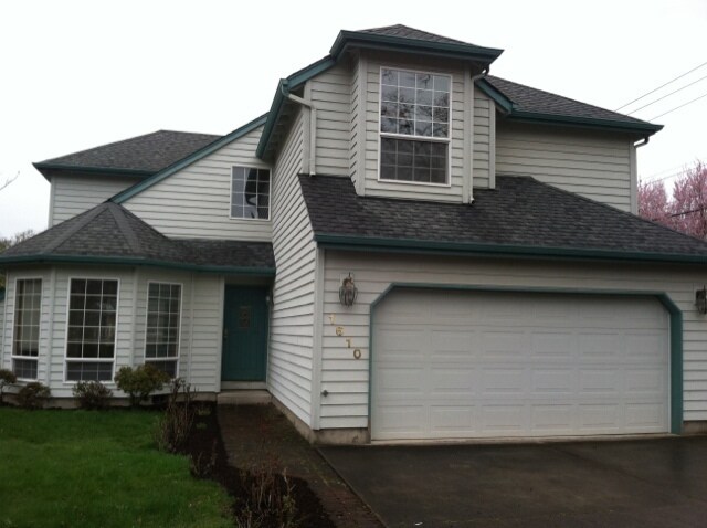 Foto principal - Love the Location in this Spacious 4-Bedro...