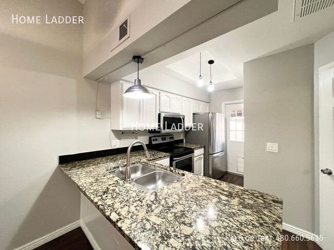 Building Photo - Gilbert 2-Bedroom Townhome with Modern Upg...