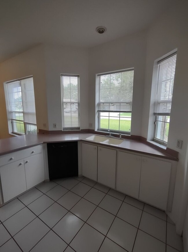 Foto del edificio - Pine Lakes Subdivision Corner Lot!