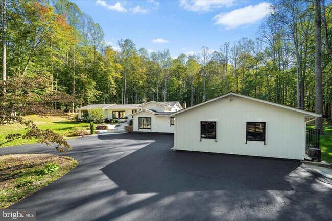Building Photo - 7511 Willowbrook Rd