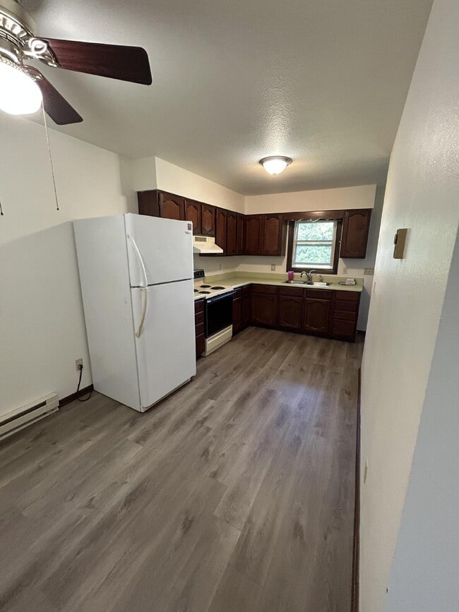 Building Photo - 3 Bedroom Duplex with Attached Garage & La...