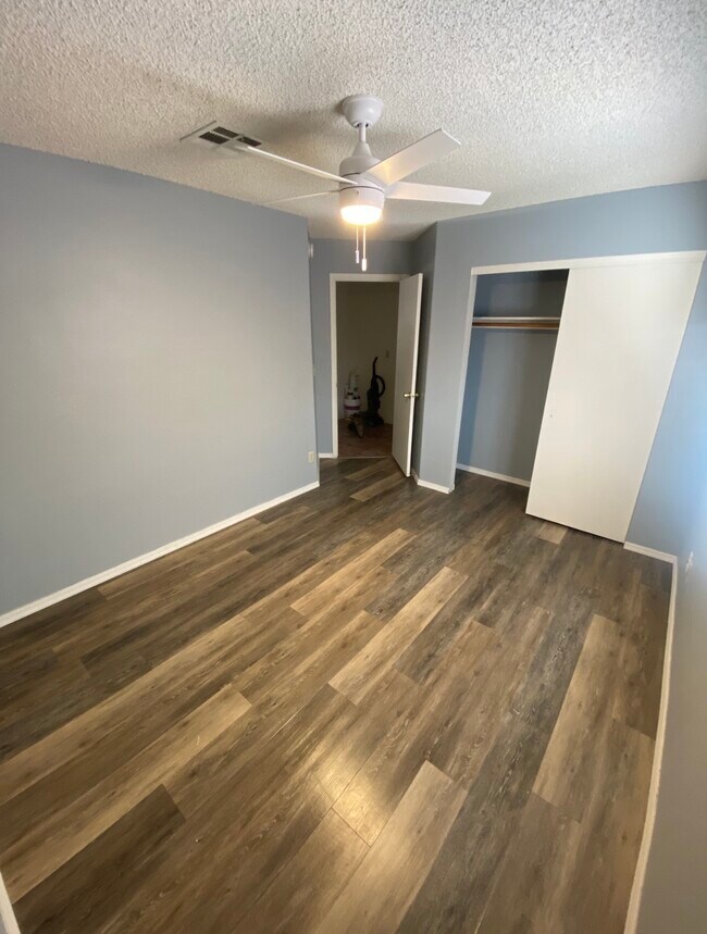 Foto del edificio - 8881 E Rose Tree St