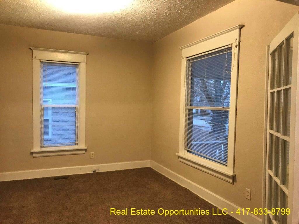 Primary Photo - 2222 N Johnston Ave