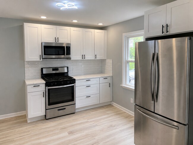 Foto del edificio - Spacious 3-Bedroom South Euclid Home with Attached Garage