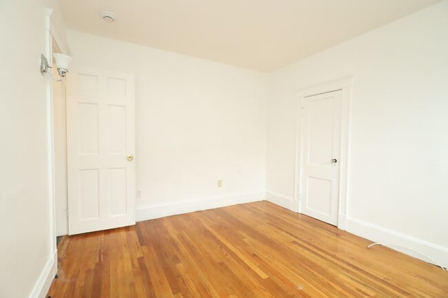 Building Photo - 98 Woodside Ave