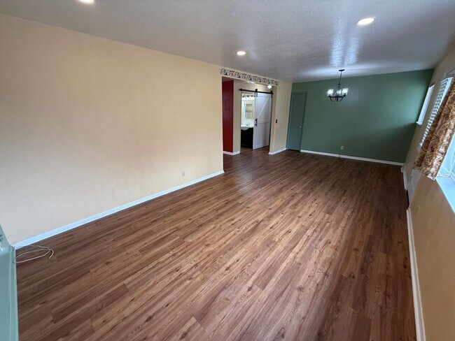 Foto del edificio - 4 Bedroom 2 Bathroom Home on Large Corner Lot with 2 Car Attached Garage In Great Neighborhood In...