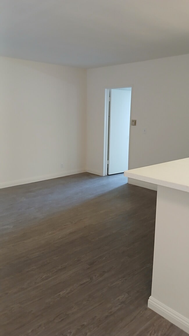 1+1 AVAILABLE NOW - 3293 Cahuenga Blvd W