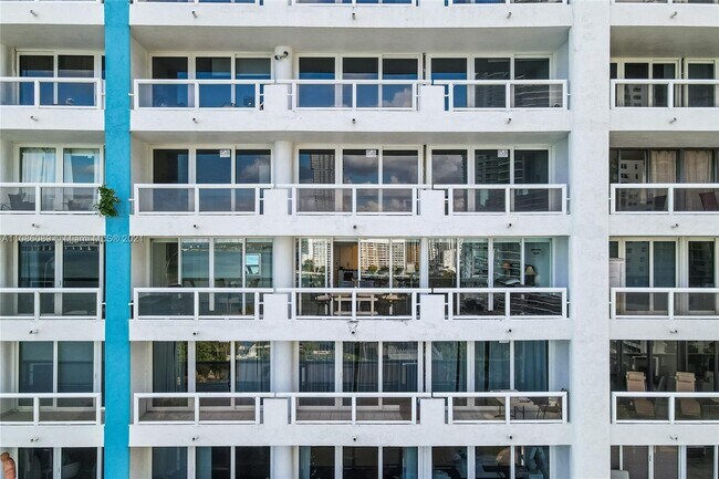 Foto del edificio - 1717 N Bayshore Dr