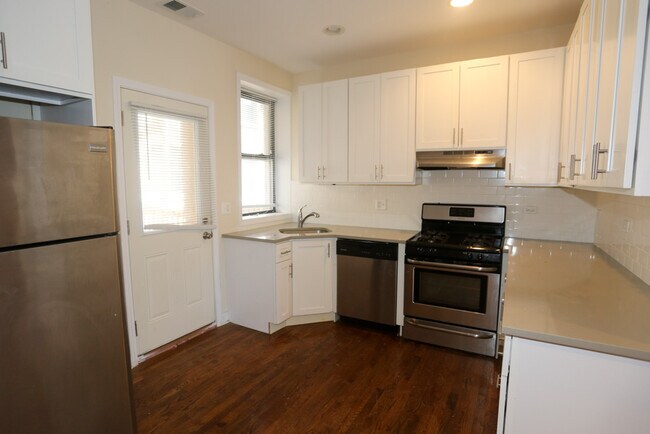 Building Photo - 1829 W Leland Ave