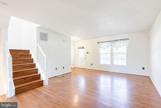 Building Photo - 6 Sandview Ct