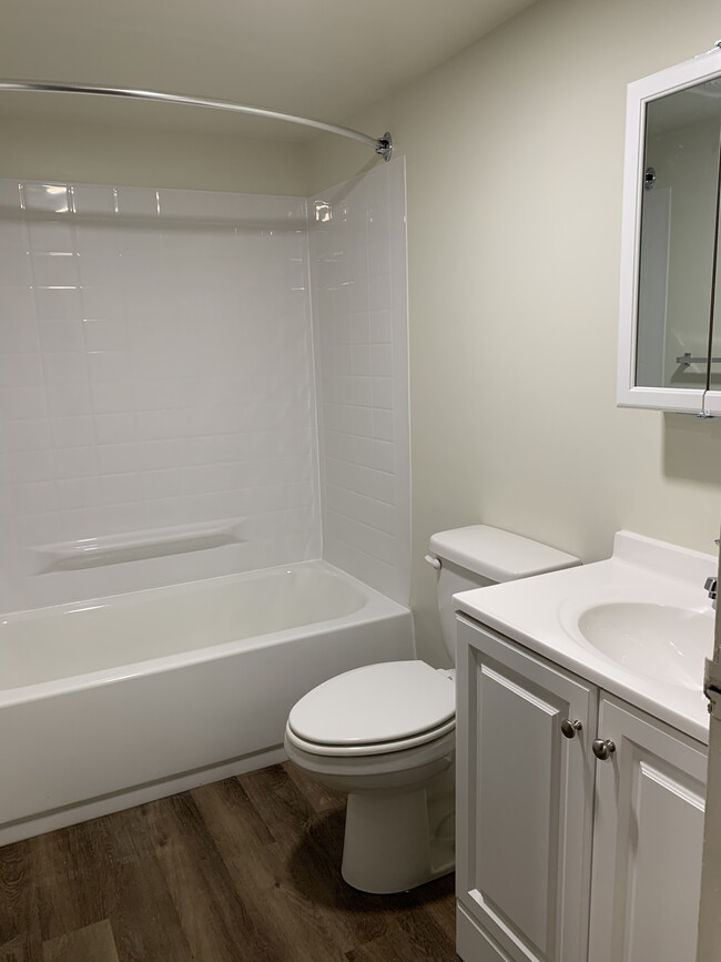Full Bathroom - Rose Hill Apartments