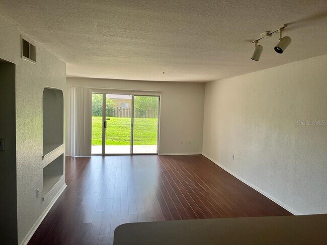Building Photo - 13941 Fairway Island Dr