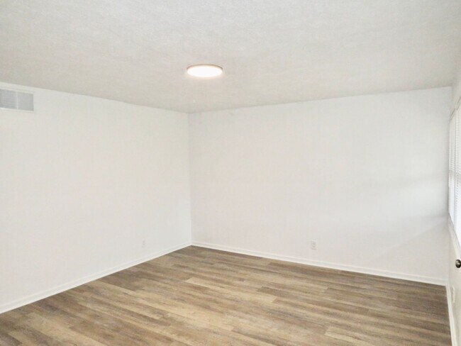 Foto del edificio - Charming 3-bedroom, 1-bathroom Townhouse i...