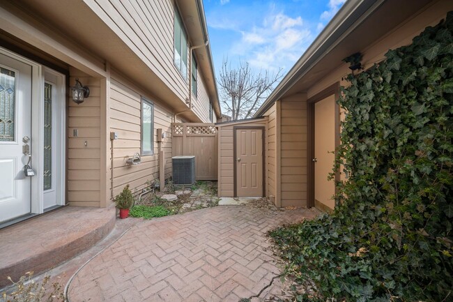 Building Photo - Mid-Century Modern home with stunning view...