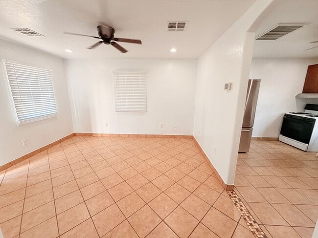 Building Photo - 1941 W Sherman St