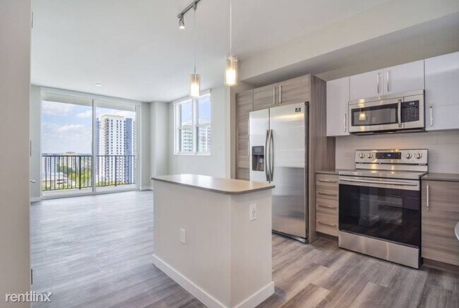Building Photo - 1 br, 1 bath Apartment - 501 NE 2nd St