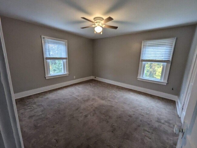 Building Photo - 2 Bedroom House on Quiet Street with priva...