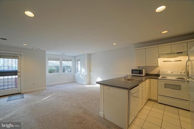 Building Photo - 806 Constitution Ave NE