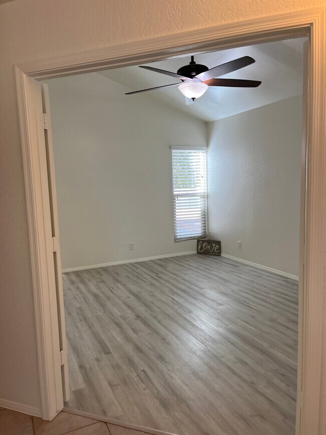 Building Photo - 1200 W Boxelder Cir