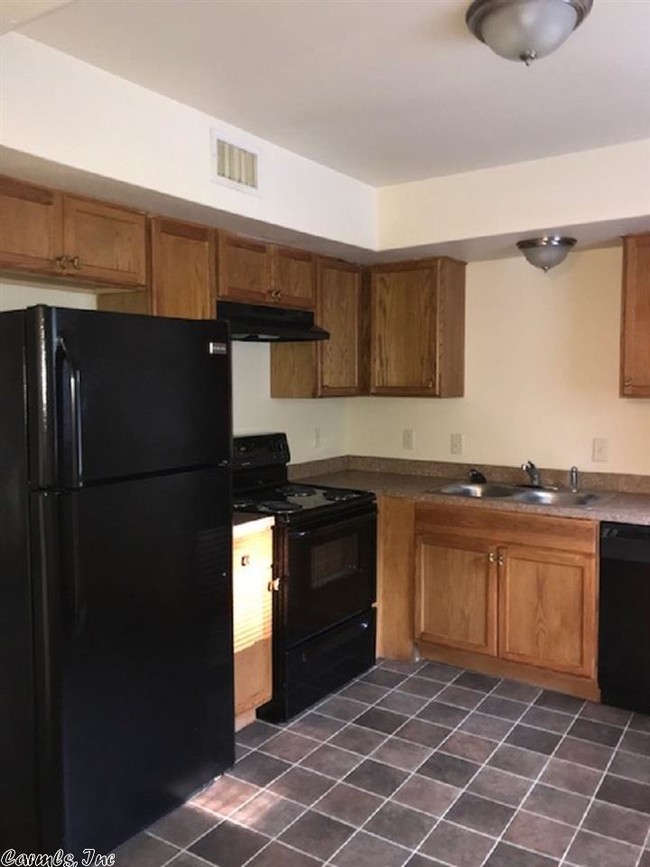 Building Photo - 1801 Labette Manor Dr